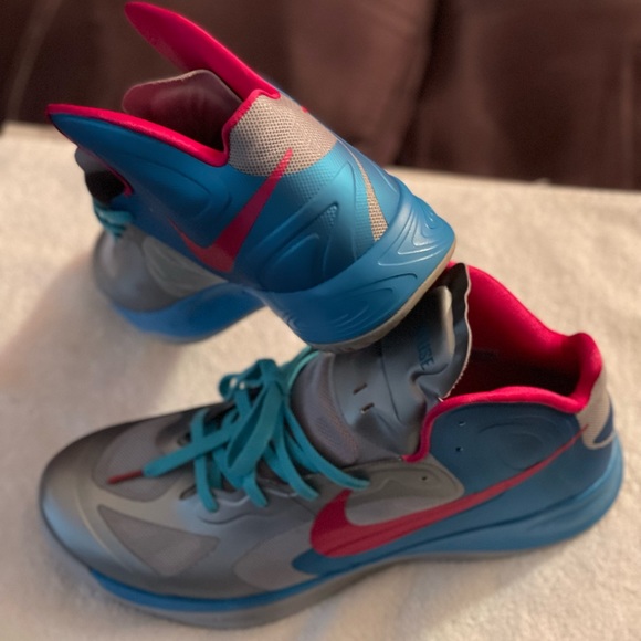 Nike Hyperfuse Sz 13 Wolfgrey/Pinkberry/Dynamic Blue - Picture 1 of 3